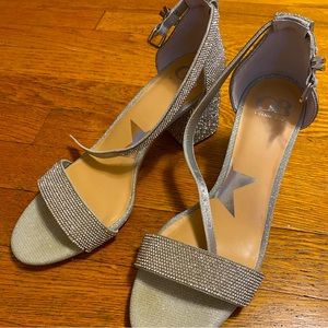 Gianni Bini, very shiny, size 9M, great for going out night.